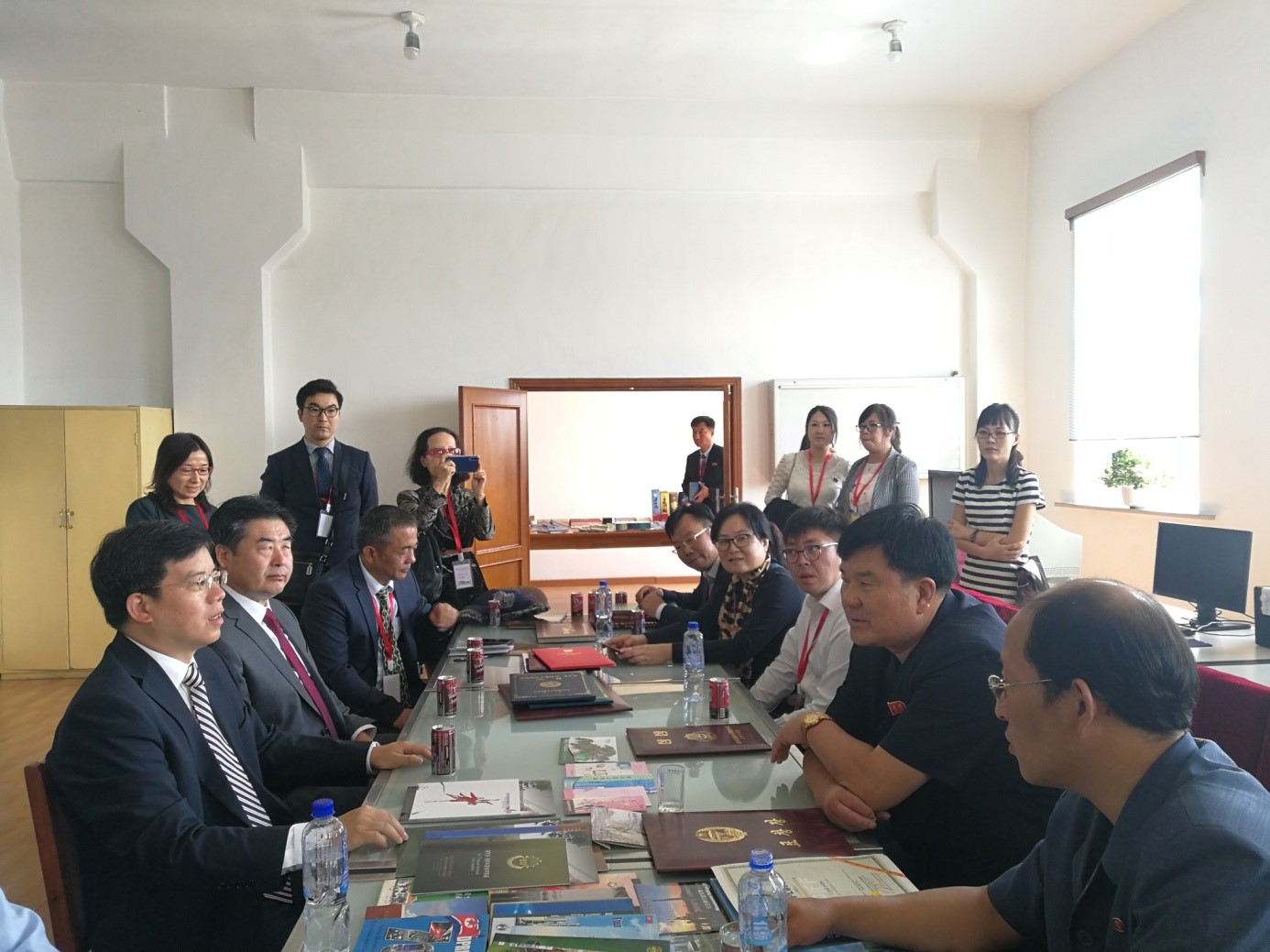 中国代表团与朝鲜外国文图书出版社会谈.jpg 中国代表团与朝鲜外国文图书出版社会谈.jpg